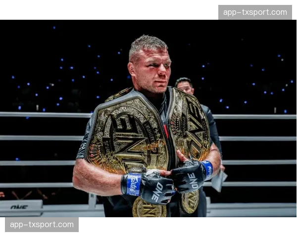 ONE 166赛后：阿纳托利·马雷欣与“达吉斯坦雄鹰”后台相拥，展现武者相惜