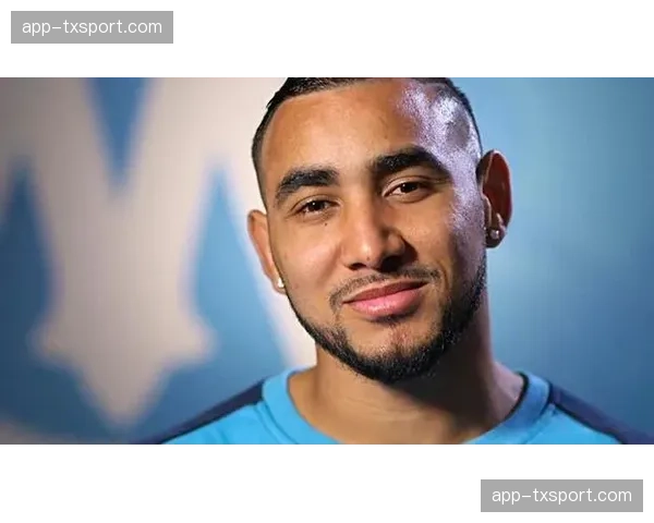 特写:老将帕耶在职业生涯最后一个主场赛后绕场致谢球迷 特写:老将帕耶在职业生涯最后一个主场赛后绕场致谢球迷