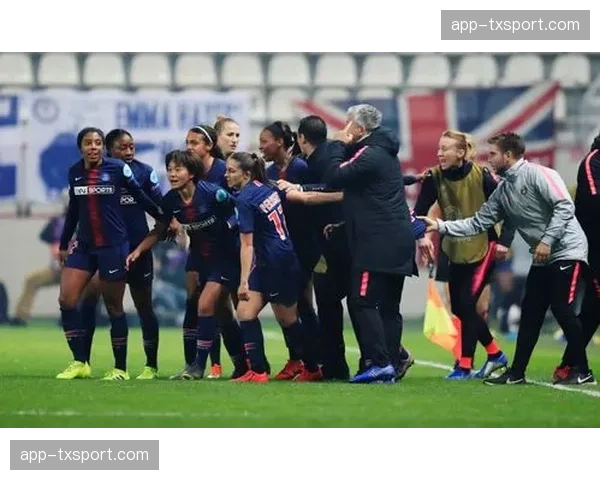 “巴黎圣日耳曼女足”主题电车在巴黎正式投入运营