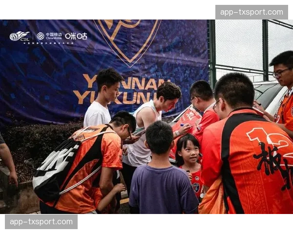 中超俱乐部开放日，上千名球迷走进训练基地参观互动